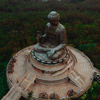  Der Tiande Buddha: Eine majestätische Skulptur, die den Himmel berührt!