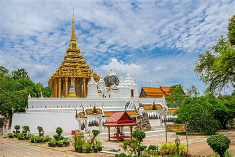 Phra Phutthabat Ratchaworawihan: Ein buddhistisches Mekka mit atemberaubenden Ausblicken!