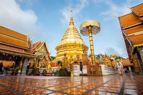  Der Wat Phra That Doi Suthep: Ein spiritueller Schatz mit atemberaubendem Panoramablick!