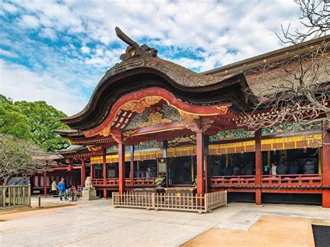 Die Dazaifu Tenmangu: Ein spirituelles Abenteuer mit verspielten Glückskatzen!